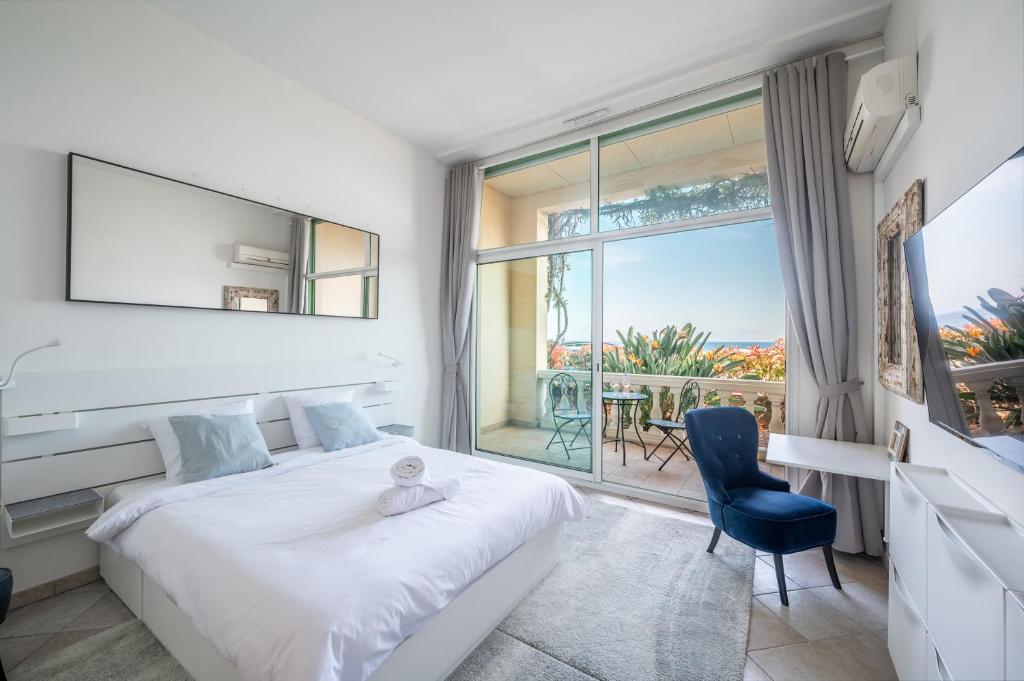 Anastasia, nice studio sea front, terrace, ground floor, Menton