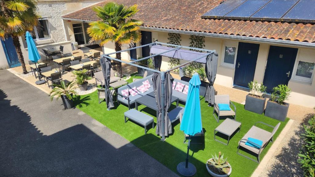 an overhead view of a patio with chairs and umbrellas at Cit'Hotel Le Cheval Blanc Cognac Centre in Cognac
