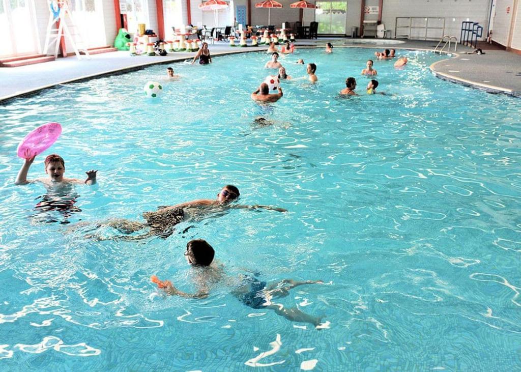 un grupo de personas nadando en una piscina en Beacon Fell View, en Longridge