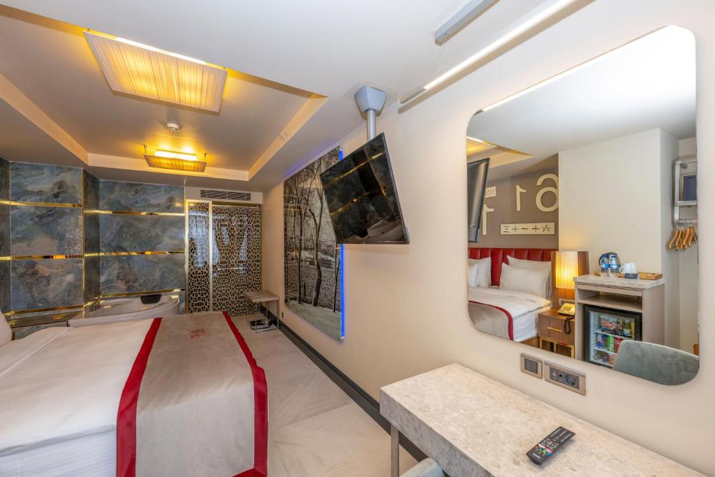 Postel nebo postele na pokoji v ubytování Ramada By Wyndham Istanbul Pera Taksim