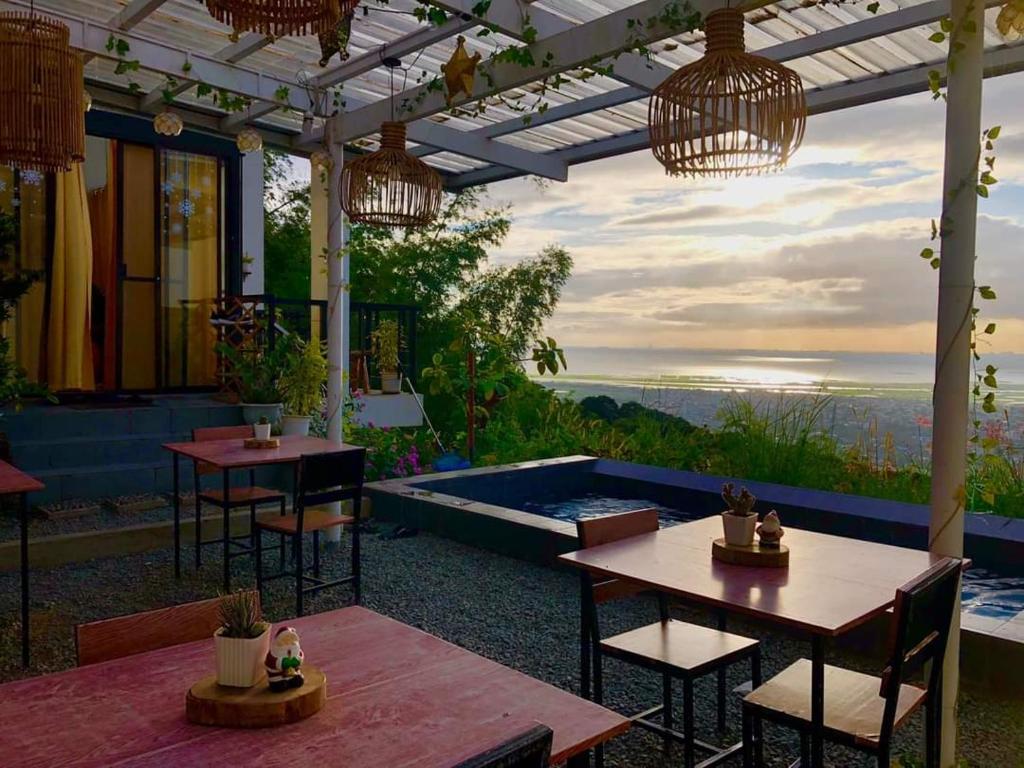 AngonoにあるDicimulacion Staycation Houseのパティオ(テーブル、椅子付)、プールが備わります。