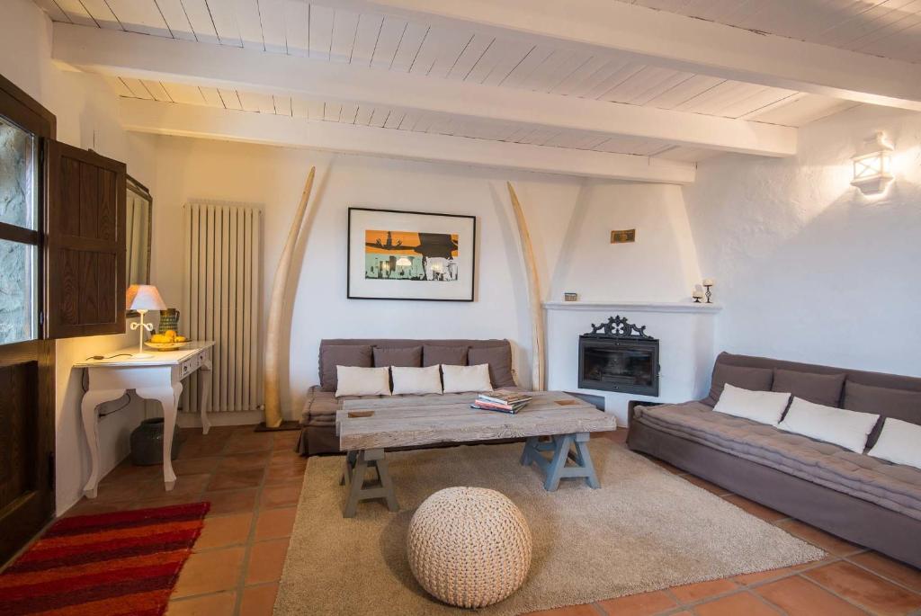 a living room with a couch and a table at Cortijo La Viñuela in Atalbéitar