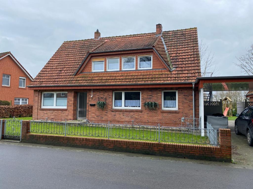 une maison en briques avec une clôture devant elle dans l'établissement Ferienhaus Angela, à Dankern