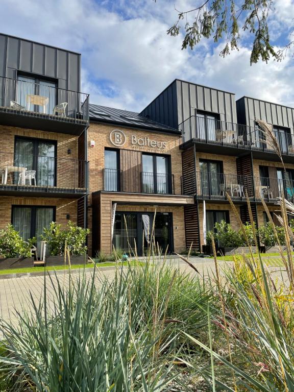 uma vista para o exterior do edifício do hospital de ballater em Balteus Boutique Apartments em Grzybowo