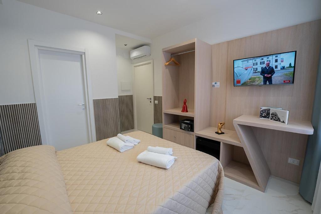 Postel nebo postele na pokoji v ubytování GreRos H. Rooms Napoli Centro by Clapa Group Dislocated Hospitality