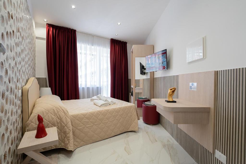 Postel nebo postele na pokoji v ubytování GreRos H. Rooms Napoli Centro by Clapa Group Dislocated Hospitality
