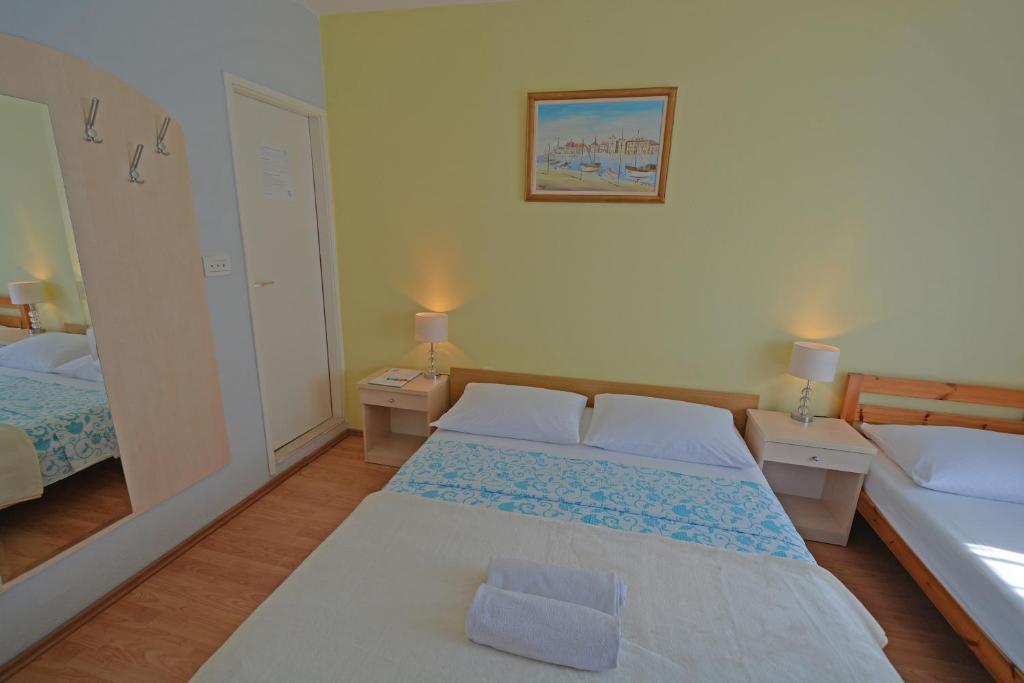 ꕥ ROOMS SUNCE, Family choice, Best Panoramic view, Supetar Island Brac - Habitación Triple Con Baño Privado