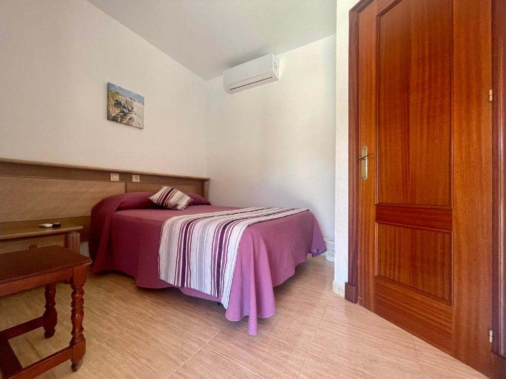 Łóżko lub łóżka w pokoju w obiekcie Hostal Noli