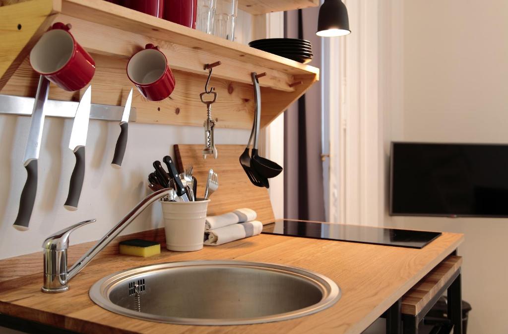 A kitchen or kitchenette at Maverick Apartments