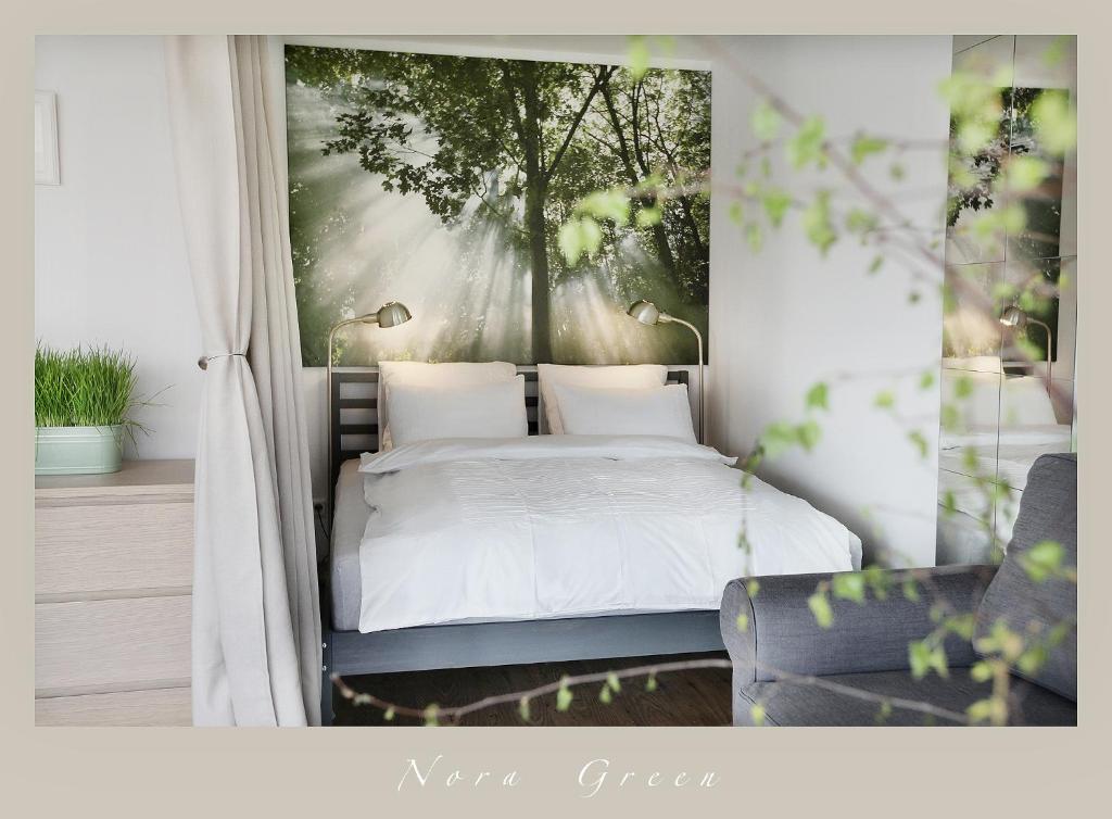 - une chambre avec un lit orné d'une fresque murale sur les arbres dans l'établissement Nora Green, à Nido