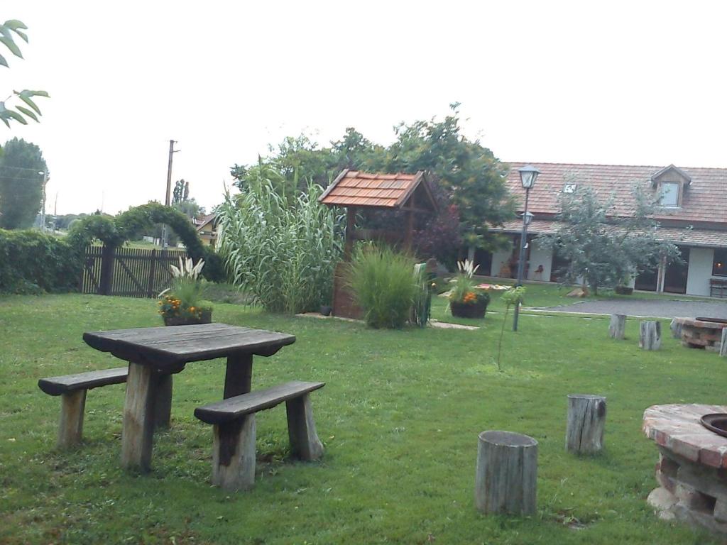 A garden outside Kiad-lak apartmanok - SZÉP kártya elfogadó