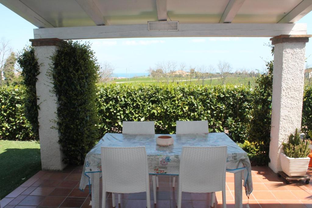 una mesa y sillas en un patio en Casa Bianca Stella, en Numana