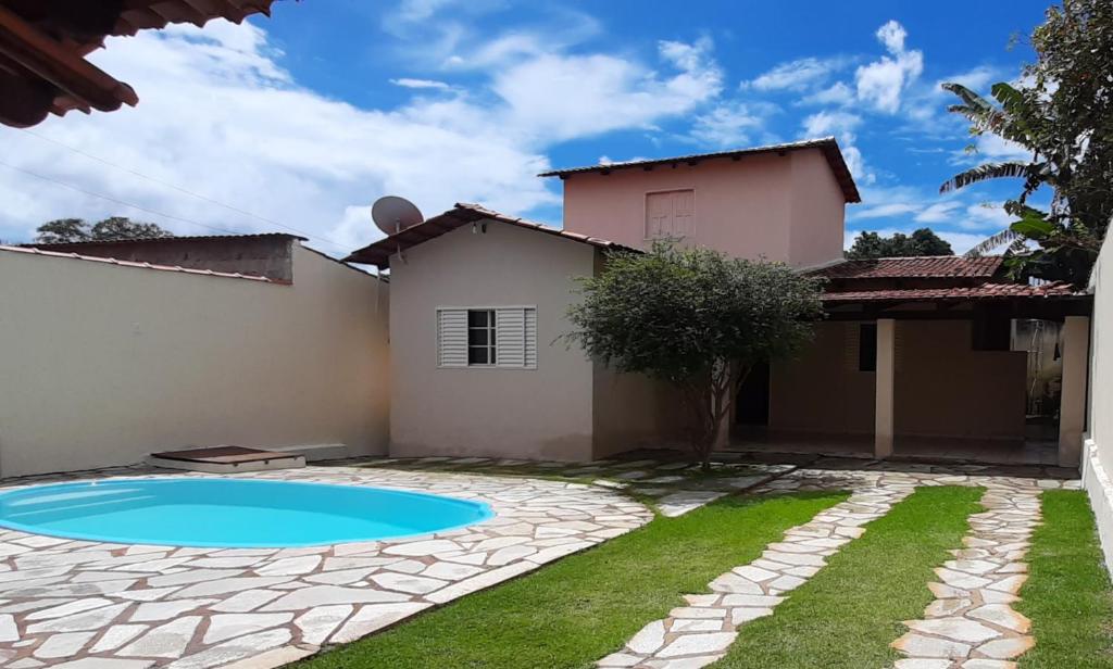 una villa con piscina di fronte a una casa di Casa 29 casa inteira a Pirenópolis
