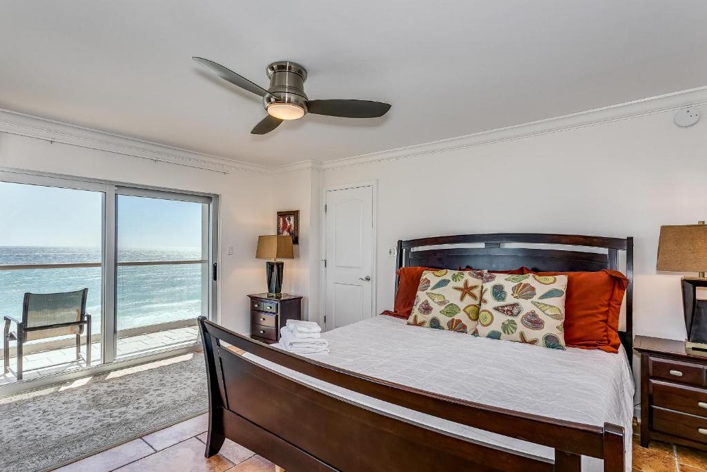 1 dormitorio con 1 cama y vistas al océano en 804E Regency Towers en Pensacola Beach