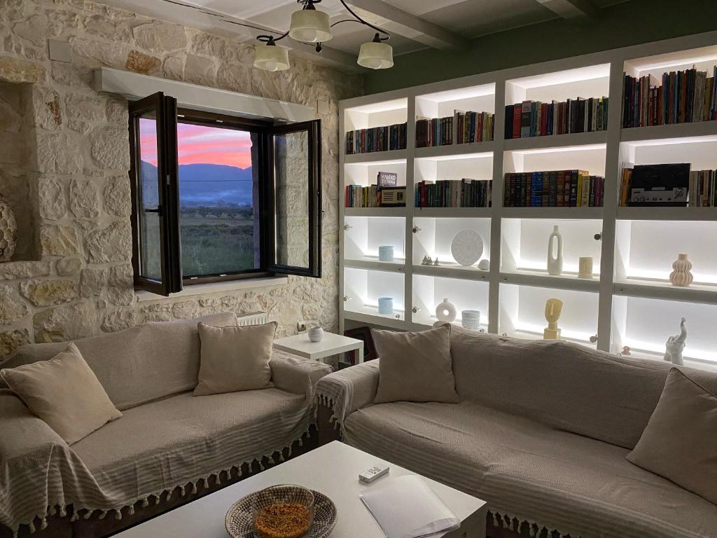 Posezení v ubytování Idothea Stone Villa