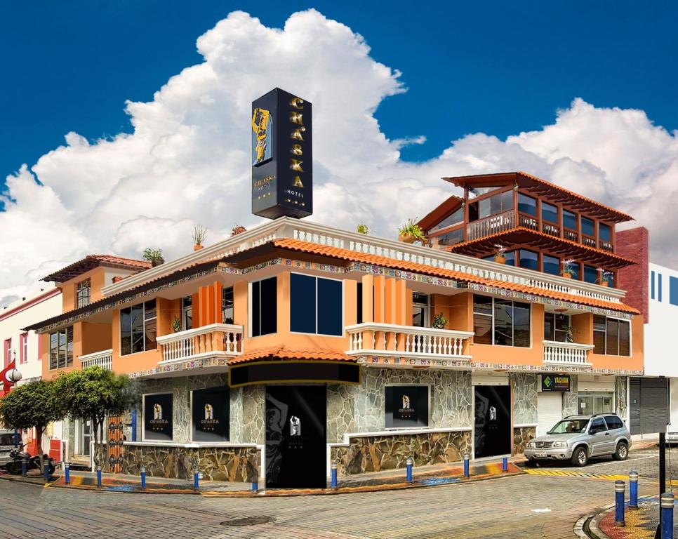 奧塔瓦洛的住宿－Chaska Hotel，上面有标志的建筑