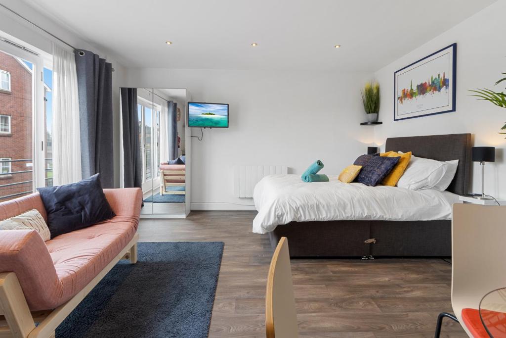 - un salon avec un lit et un canapé dans l'établissement Exeter City Centre Apartments Ashton Apartment, à Exeter