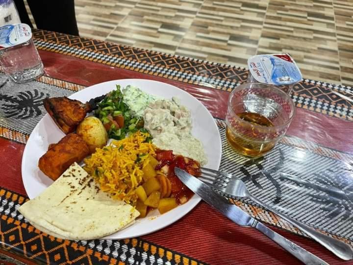 een bord voedsel op een tafel met een bord voedsel bij Enad desert camp in Wadi Rum