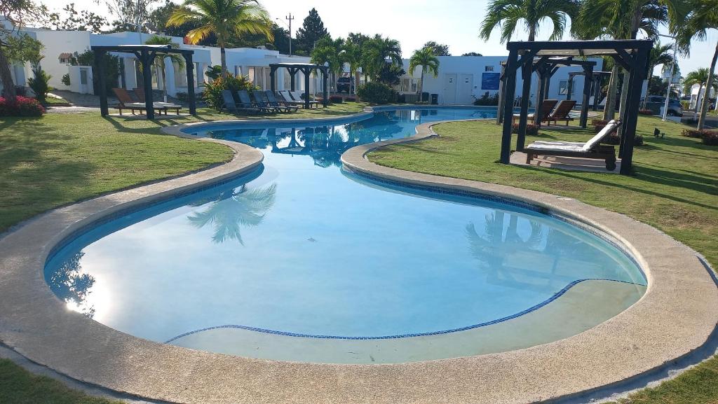 uma piscina num resort com parque infantil em ADVENTURE House em Nancito