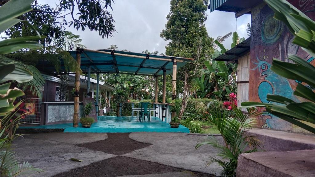 una casa con piscina in giardino di Legend guest house a Kelimutu