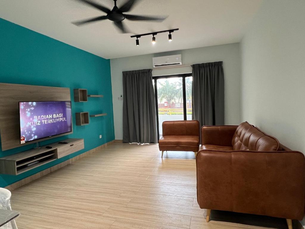 een woonkamer met een bank en een flatscreen-tv bij BayView Villas Condo - Premium Unit in Port Dickson