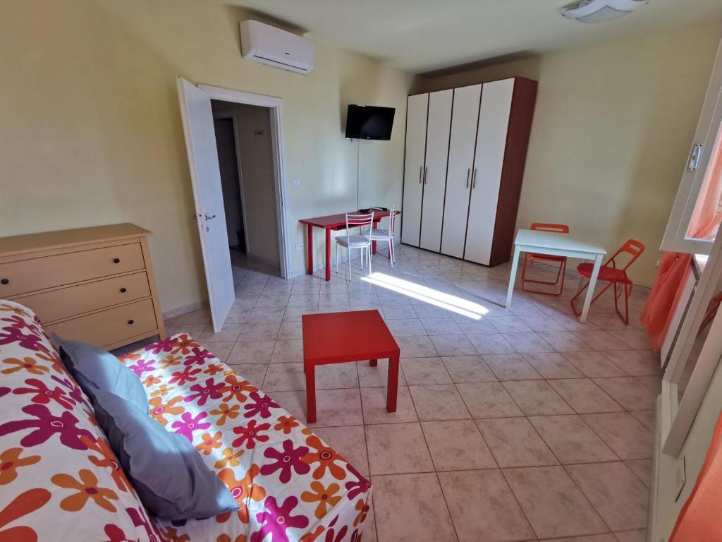 ein Wohnzimmer mit einem Sofa und einem Tisch in der Unterkunft Essenza del Mare Home in Livorno