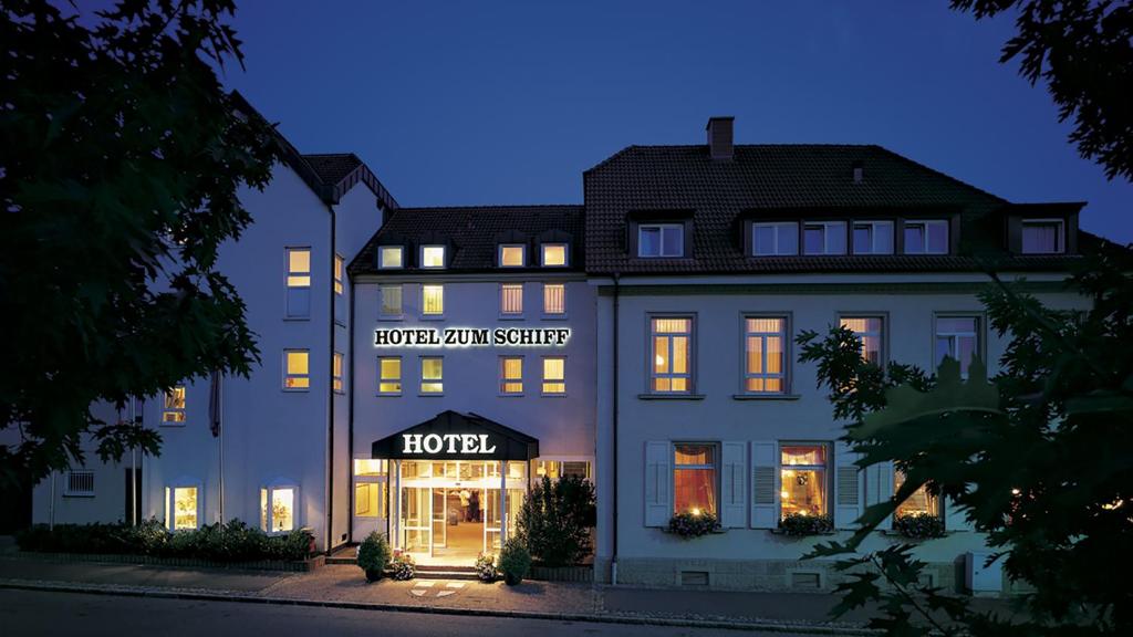 un hôtel en soirée avec sa façade éclairée dans l'établissement Hotel Zum Schiff, à Fribourg-en-Brisgau