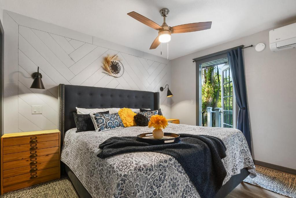 een slaapkamer met een bed en een plafondventilator bij Spring-Fed Lake Waterfront King Bed Suites Pet Friendly in Orlando