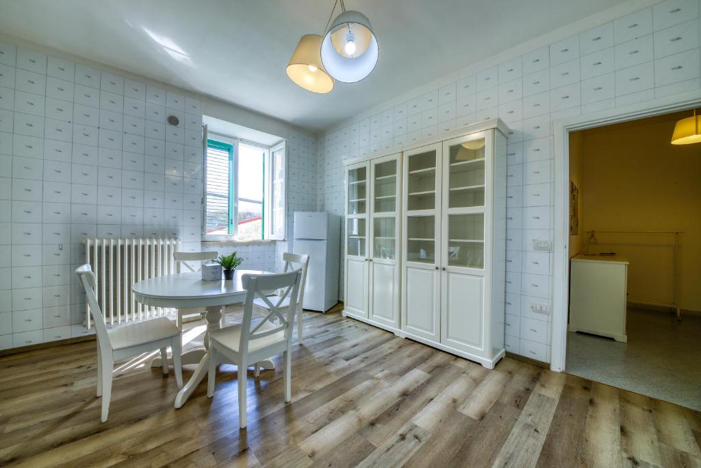 a kitchen and dining room with a table and chairs at Lettieri Apartments - Affitti Brevi Italia in Gravina in Puglia