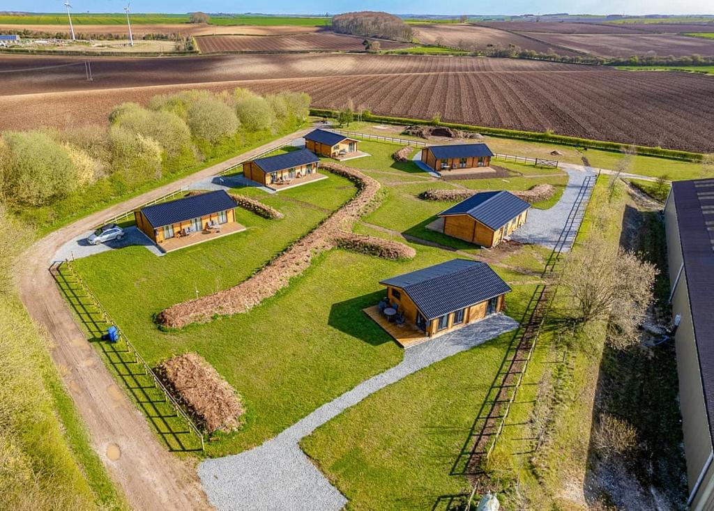una vista aérea de una casa en un campo en Beautiful Home In Nafferton With Wifi, en Nafferton