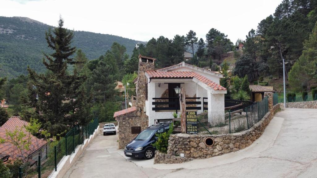 une voiture garée devant une maison dans l'établissement Cabaña 2 Ventorrillo, à Riópar