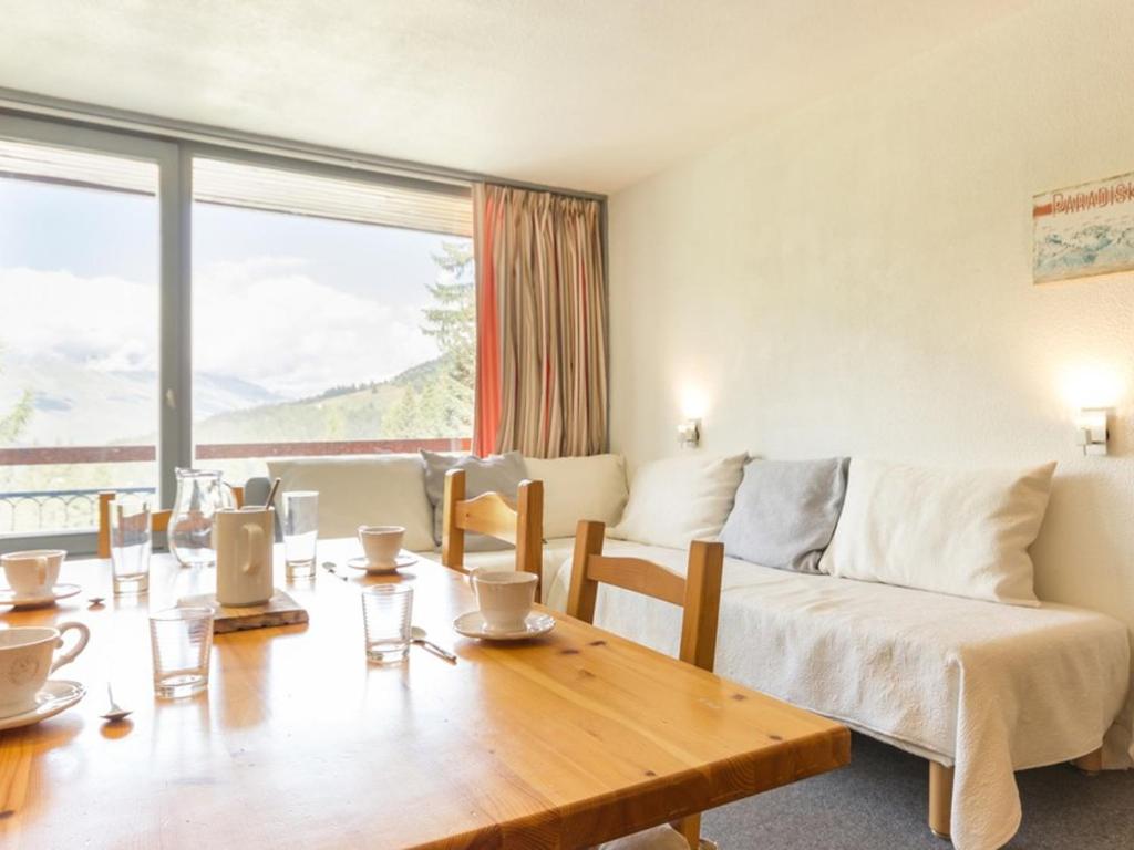 un salon avec une table et un canapé dans l'établissement Studio cabine 5 pers · Ski aux pieds · Balcon · Plein centre - FR-1-346-425, à Arc 1800