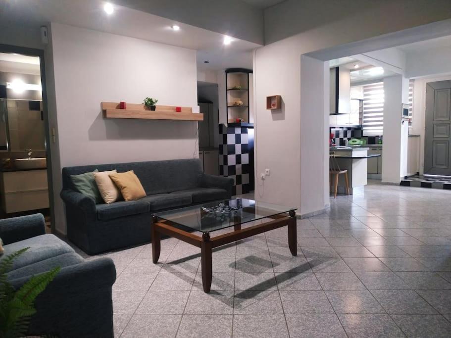 een woonkamer met een bank en een salontafel bij Modern & Comfortable, Single Floor Apartment***** in Heraklion