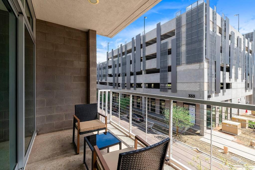 uma varanda com uma mesa e cadeiras e um edifício em Tempe Lofts em Tempe