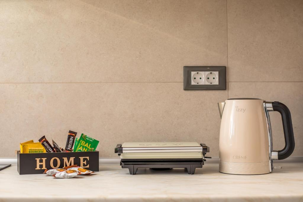 Příslušenství pro přípravu čaje a kávy v ubytování M&E APARTMENTS