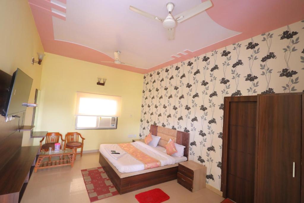 a bedroom with a bed and a ceiling at Hotel Mukund Priya- Near Krishna Janam Bhoomi in Mathura