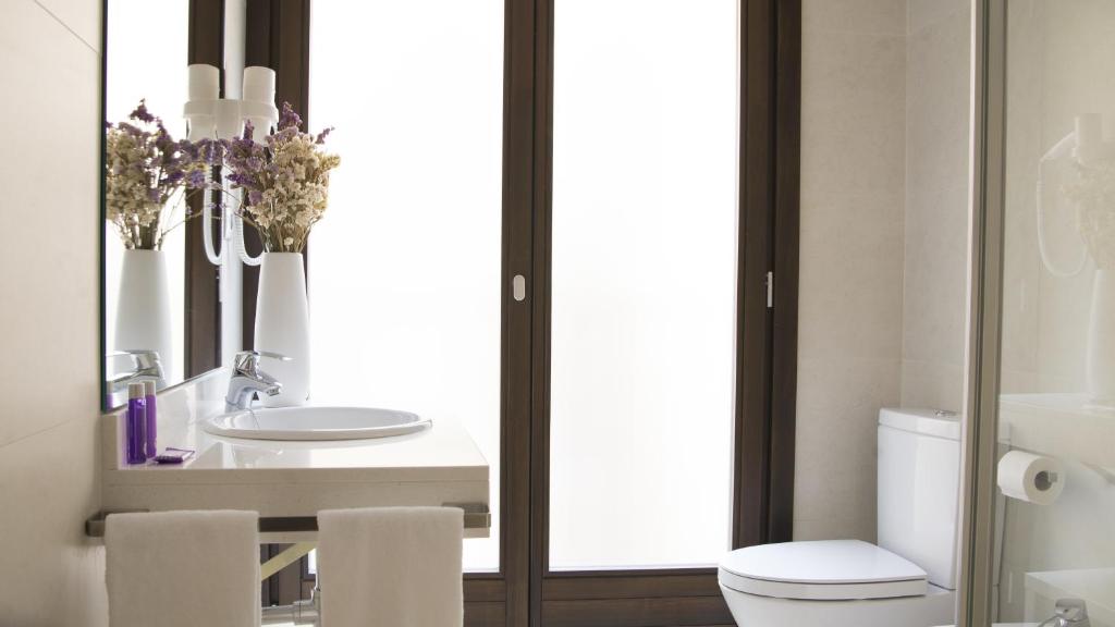 a bathroom with a sink and a toilet at Hotel Centre Reus in Reus