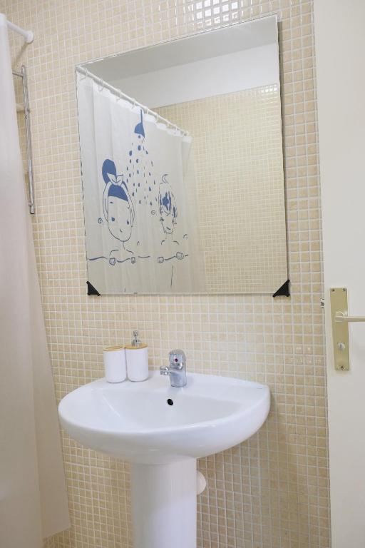łazienka z umywalką i lustrem w obiekcie EDEN RENTALS Caletillas Peace w mieście Candelaria