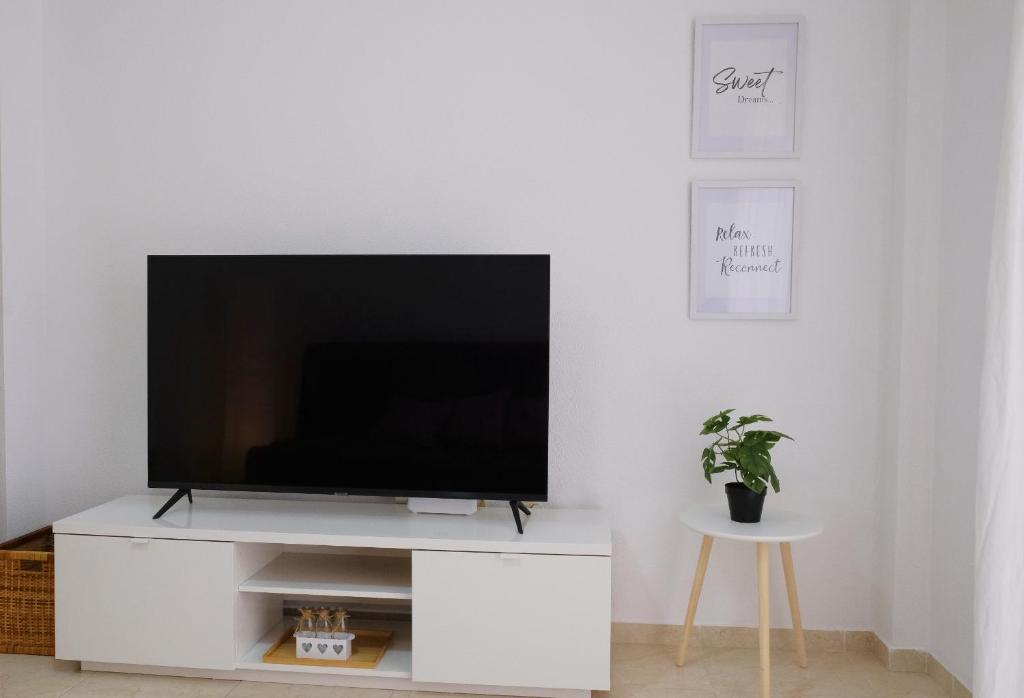 Telewizja i/lub zestaw kina domowego w obiekcie EDEN RENTALS Caletillas Peace