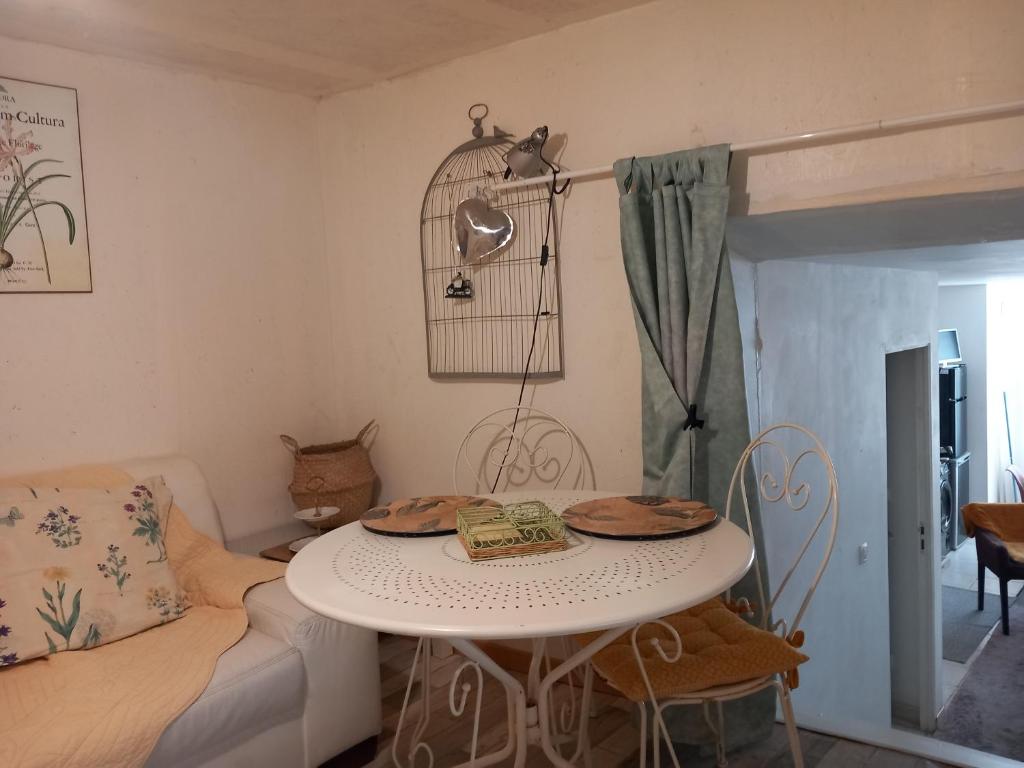 Habitación pequeña con mesa y jaula para aves. en atypique cote gare port centre, en Morlaix
