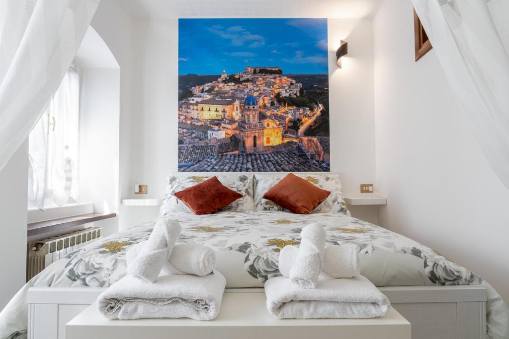 een slaapkamer met een bed met een schilderij aan de muur bij Centro storico · Leonardo House in Bergamo