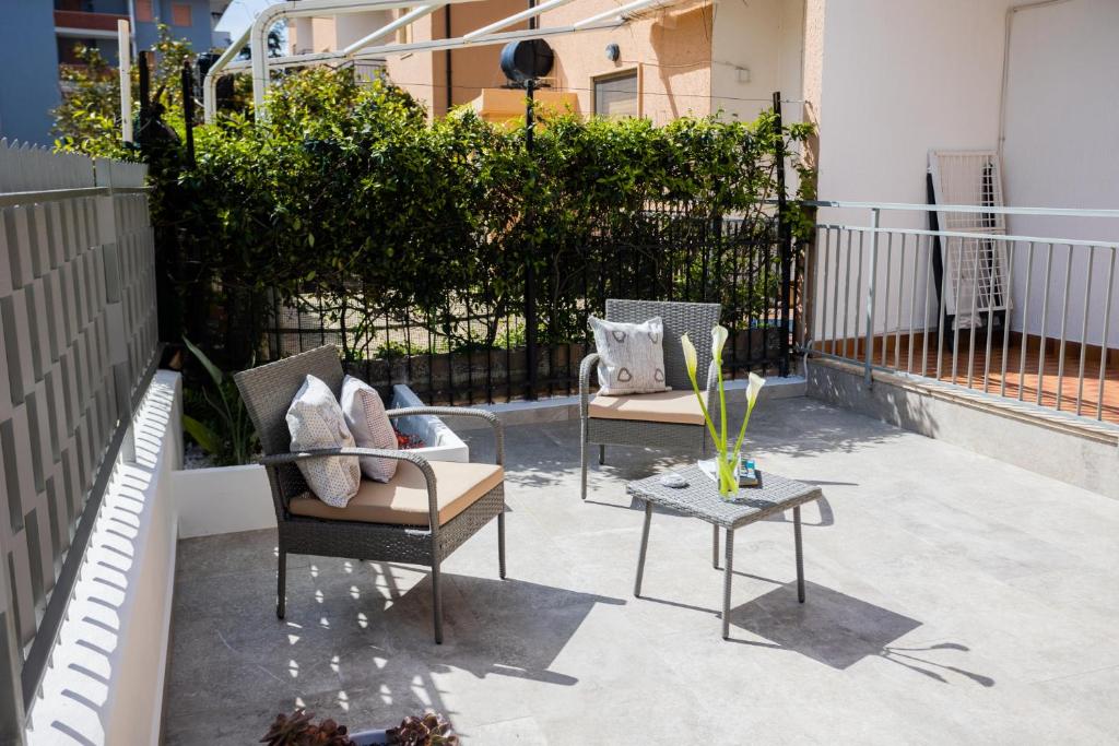 2 sillas y una mesa en el patio en Gilda’s Home, en Scalea