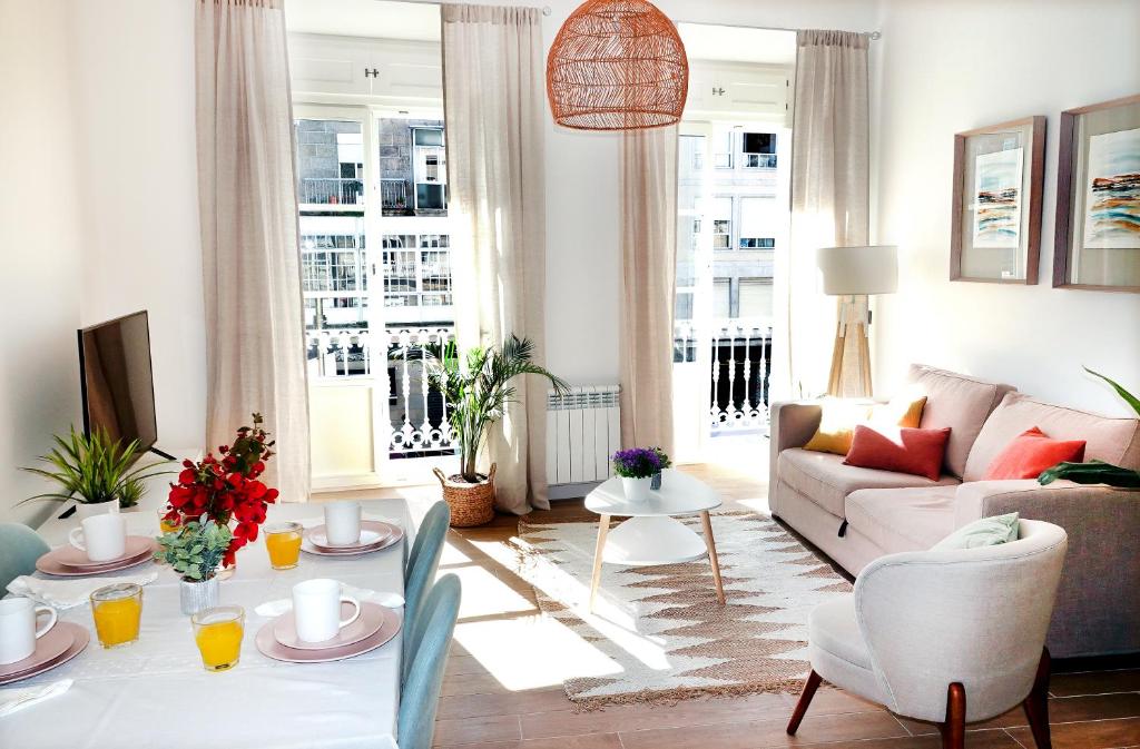 uma sala de estar com um sofá e uma mesa em El Sireno de Vigo, céntrico, amplio y acogedor em Vigo