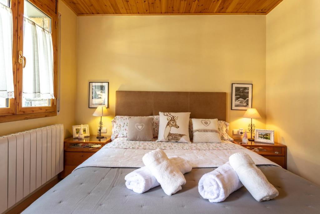維耶拉的住宿－Apartamento en Vielha，一间卧室配有一张大床和毛巾