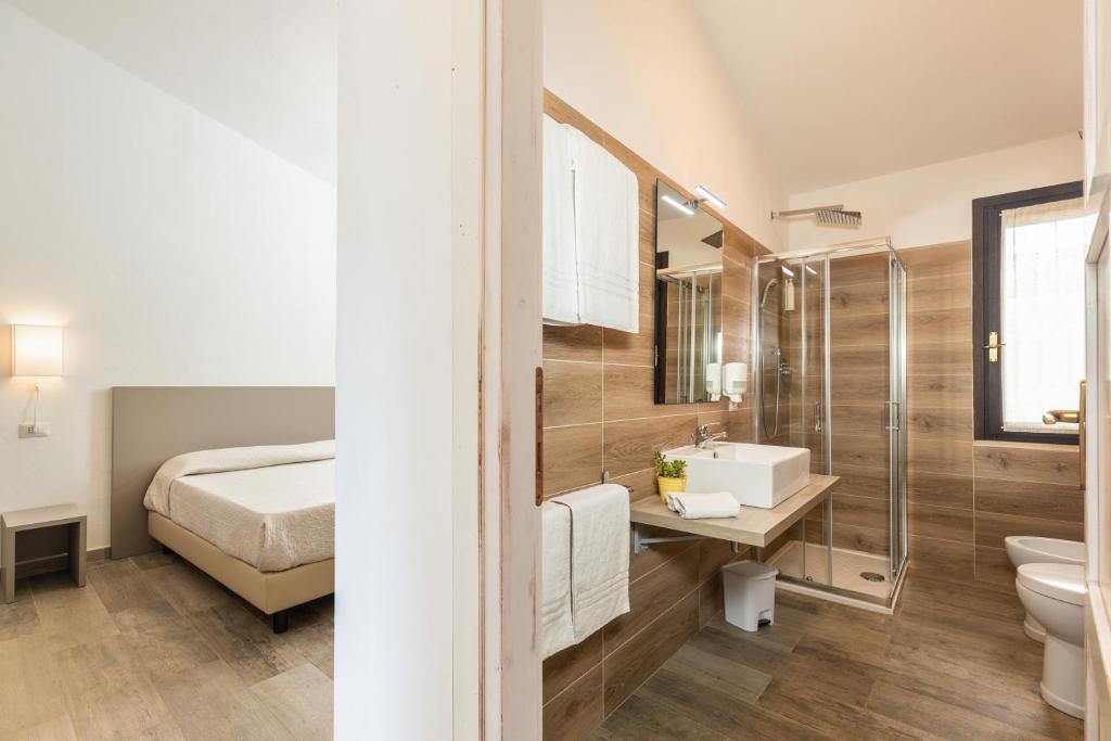 bagno con letto, lavandino e servizi igienici di Il Rifugio a Baunei