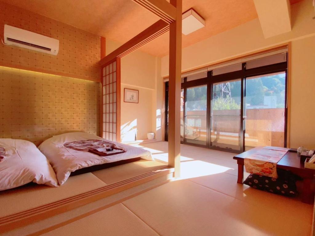 a bedroom with a bed and a large window at WASEIDOU ZEN - Vacation STAY 17184v in Kobe