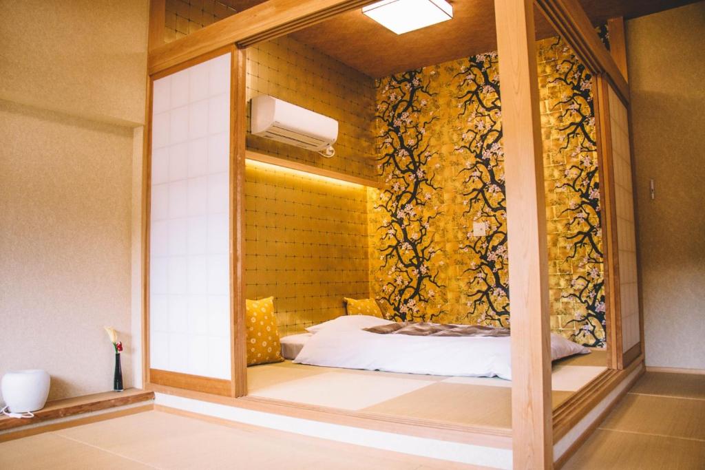 神戸市にあるWASEIDOU ZEN - Vacation STAY 17216vの窓の内側にベッドが備わる部屋
