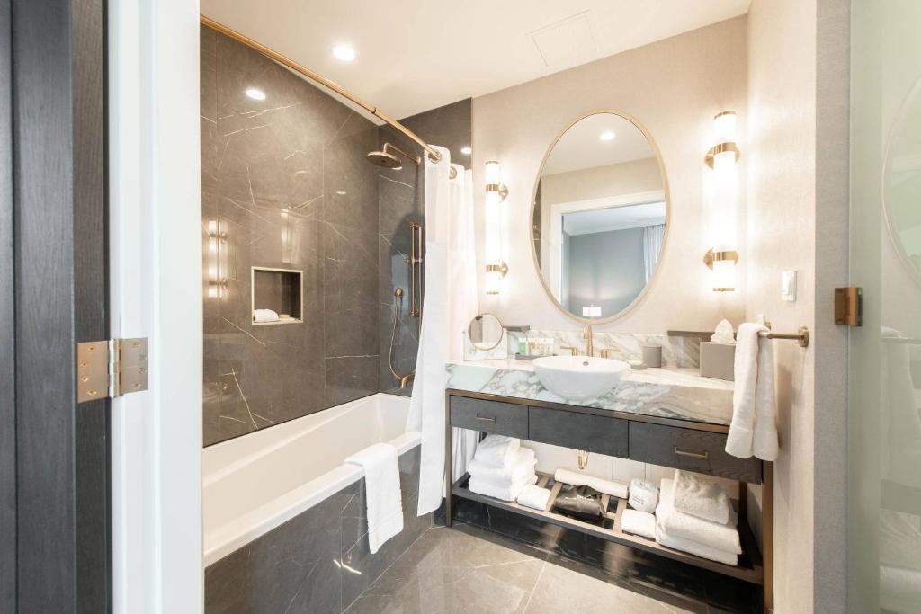 Un baño de The Sutton Place Hotel Halifax
