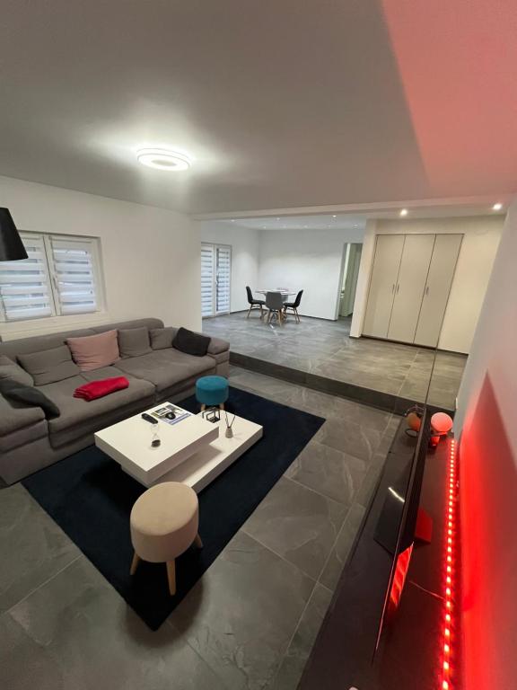 ein Wohnzimmer mit einem Sofa und einem Tisch in der Unterkunft Entire Private House in Roveredo