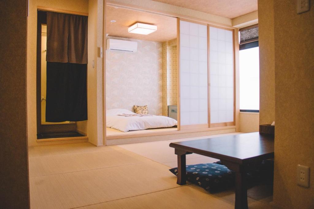 a room with a room with a bed and a table at WASEIDOU ZEN - Vacation STAY 17230v in Kobe